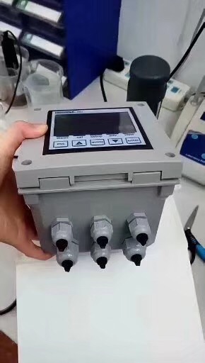 是一款適用于需要同時監控多個參數的復雜應用場合的多參數儀表，具有獨立的比例控制輸出，兩路可調 頻率輸出，RS485串行接口（MODBUS協議），三個繼電器輸出，探頭質量顯示和數據記錄功能