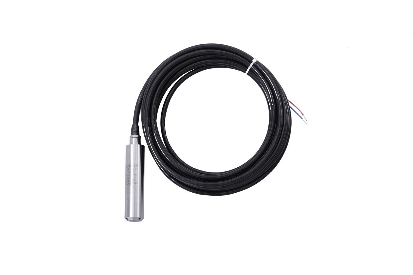 把與液位深度成正比的液體靜態壓力準確測量出來，經過信號調理電路轉換成標準（電壓或電壓）信號輸出，建立起輸出信號與液位深度的線性對應關系，實現對液體深度的測量。由傳感器、導氣電纜、不銹鋼筒等組成。產品精度高、體積小，直接投入液體中，即可測量出變送器末端到液面的液體高度，使用方便。適用于石油、化工、電廠、城市供水、水文勘探領域的液位測量與控制。