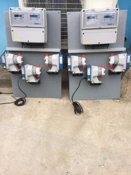 三臺或者四臺加藥計量泵可選，投加絮凝劑計量泵， 加酸計量泵，加氯計量泵和除藻劑加藥泵。