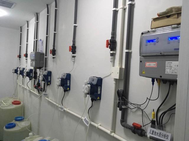 包含：PH測試儀，ORP測試儀，余氯測試儀，濁度測量儀，溫度等測量參數顯示儀表  三臺或者四臺加藥計量泵可選，投加絮凝劑計量泵， 加酸計量泵，加氯計量泵和除藻劑加藥泵。