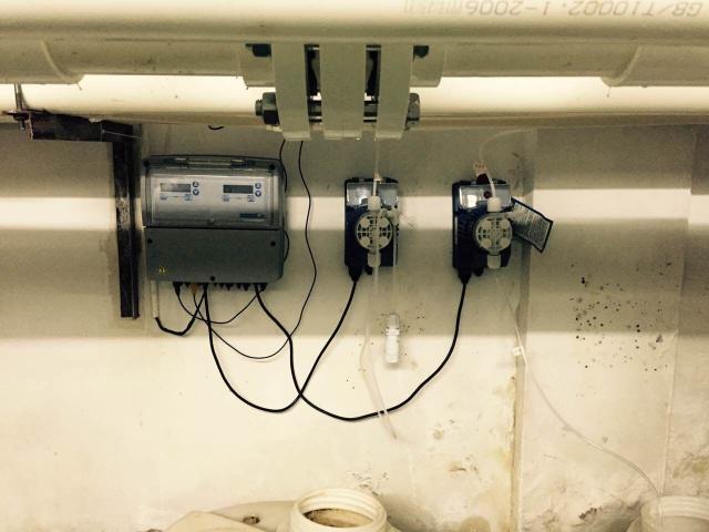 PH測試儀，ORP測試儀，余氯測試儀，濁度測量儀，溫度等測量參數顯示儀表  三臺或者四臺加藥計量泵可選，投加絮凝劑計量泵， 加酸計量泵，加氯計量泵和除藻劑加藥泵