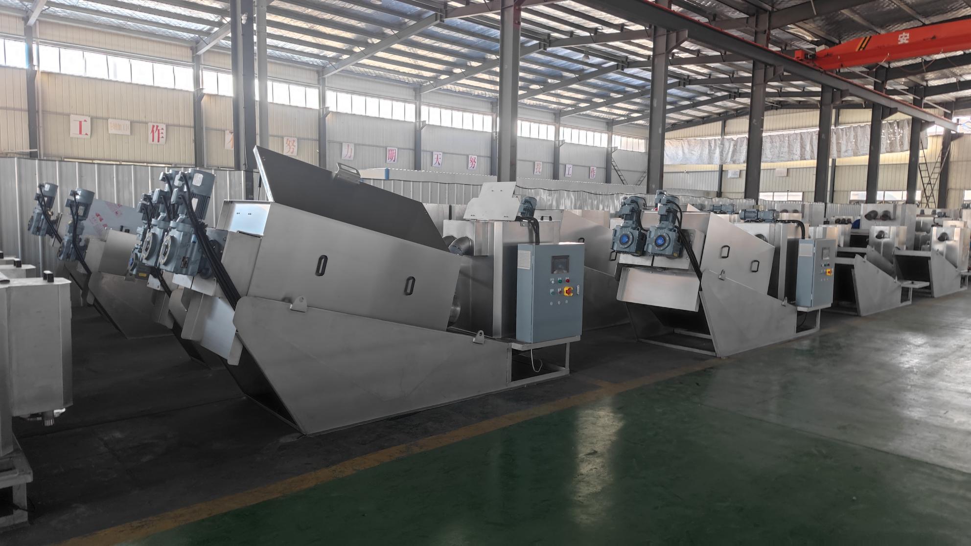 疊螺式污泥脫水機是集全自動PLC控制柜、污泥濃縮脫水本體及絮凝箱于一體，可在全自動運行的條件下，實現高效的絮凝，連續完成污泥濃縮壓榨脫水工作，將收集的濾液回流或排放，脫水的污泥排出。