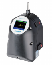 熒光檢測原理測量水樣中油質吸收紫外光后以熒光之方式釋放出能量，檢知熒光強度做為測值指標。